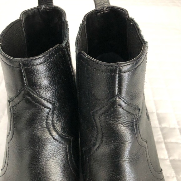 Sylish Black leather Marc Fisher booties with pointy toes, size 9.5 - Picture 3 of 11
